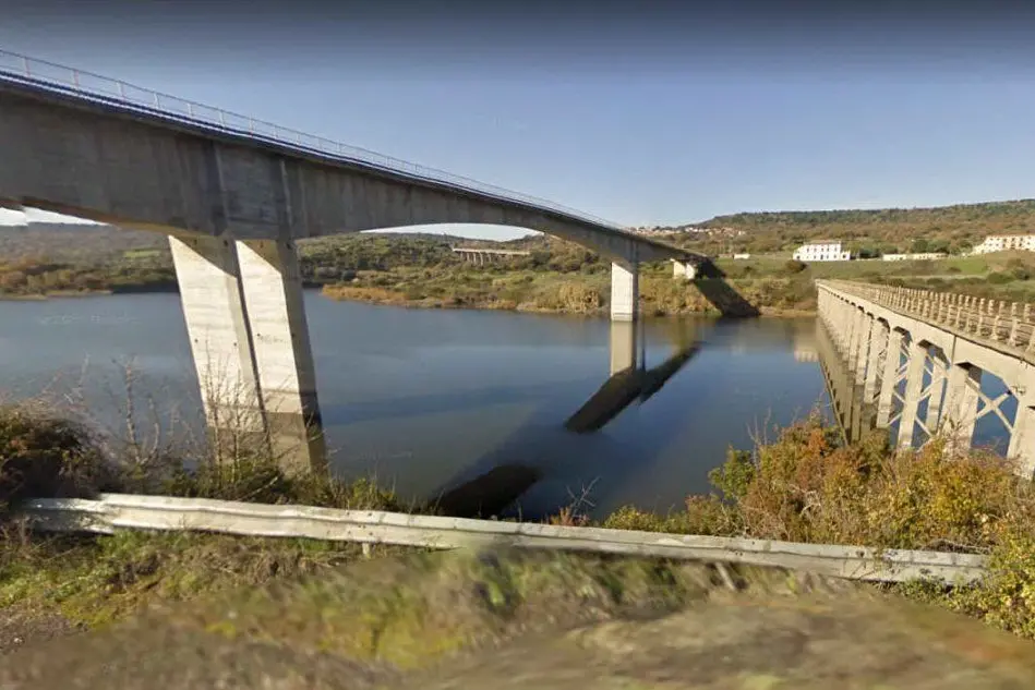 Il ponte sul lago Omodeo (Google Street View)