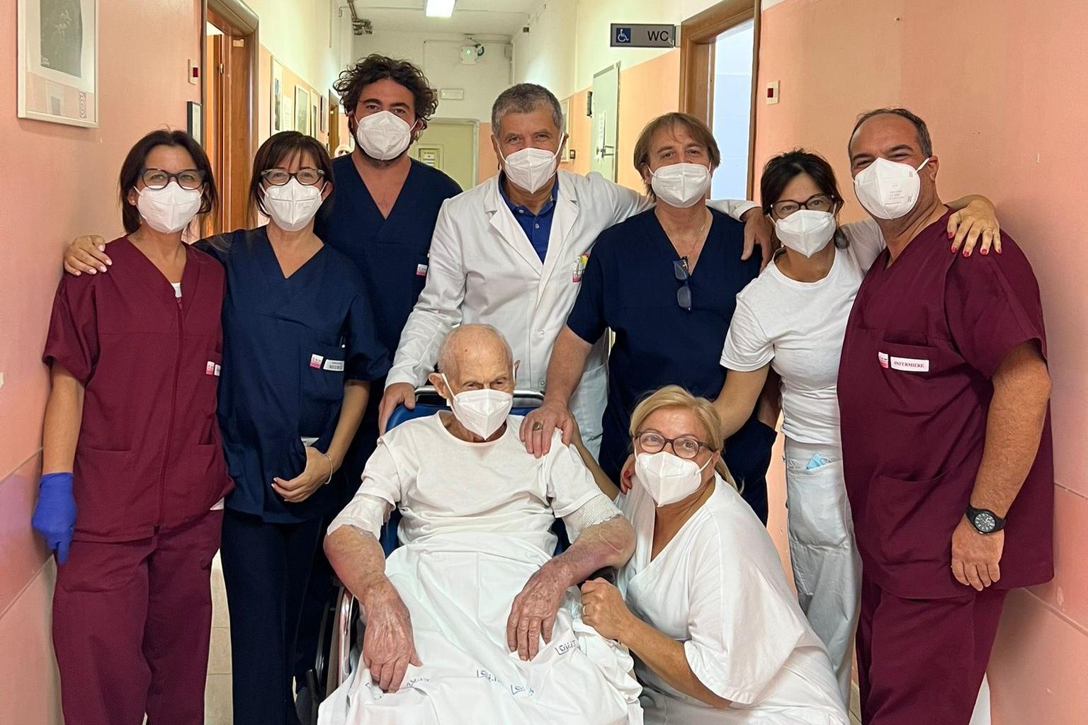 Giovanni Doppiu con lo staff dell'ospedale dopo l'intervento (Foto Puglia Salute)