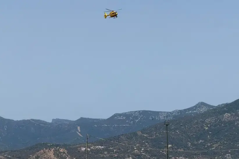 L'elisoccorso in arrivo a Cala Moresca