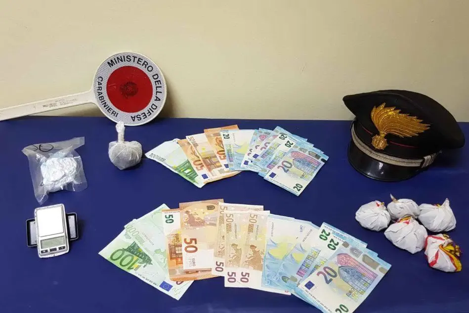 La droga e i soldi sequestrati (Foto Carabinieri)