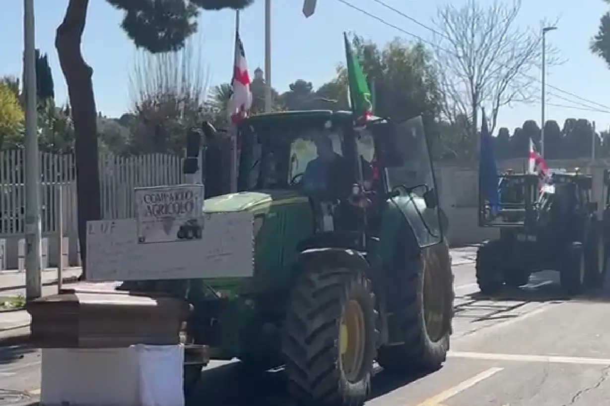 Trattori in marcia nel centro di Cagliari (frame da video)