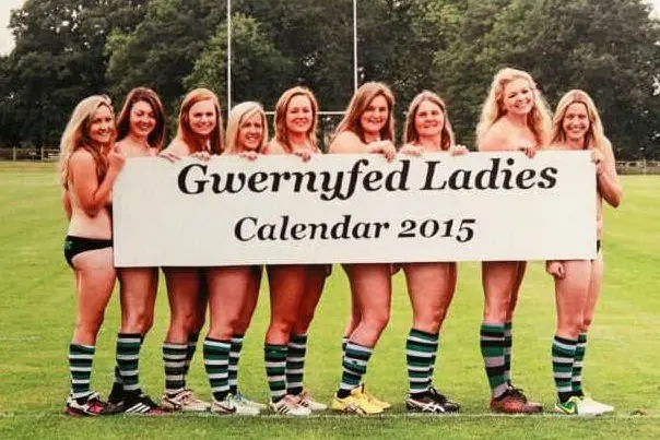 Le rugbiste di Gwernyfed (Galles) hanno posato senza veli per un calendario a scopo benefico