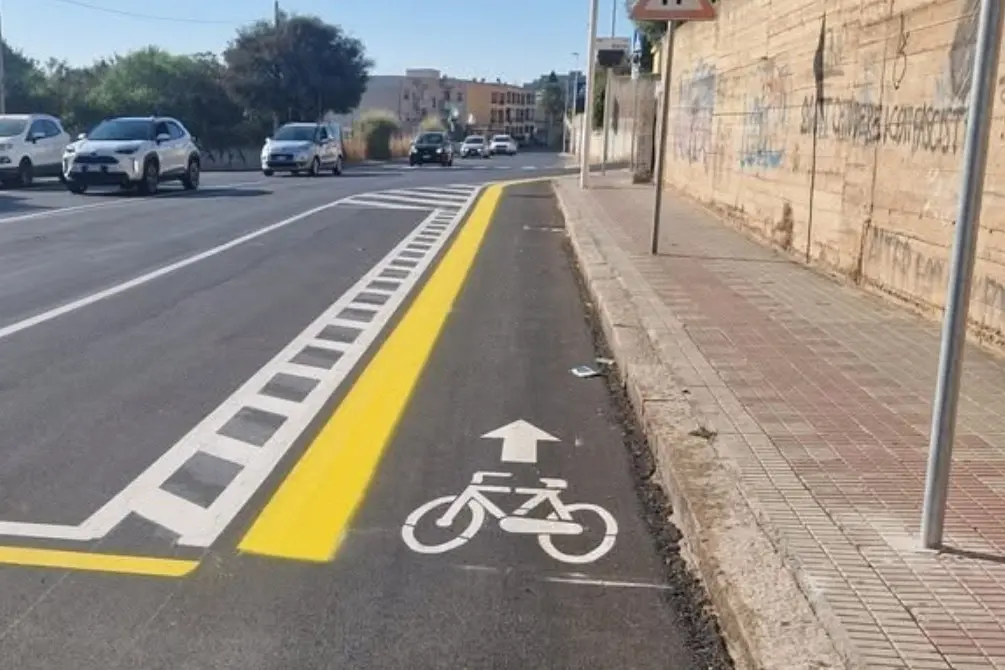 Lavori in via Cornalias. La segnaletica orizzontale che indica la pista ciclabile