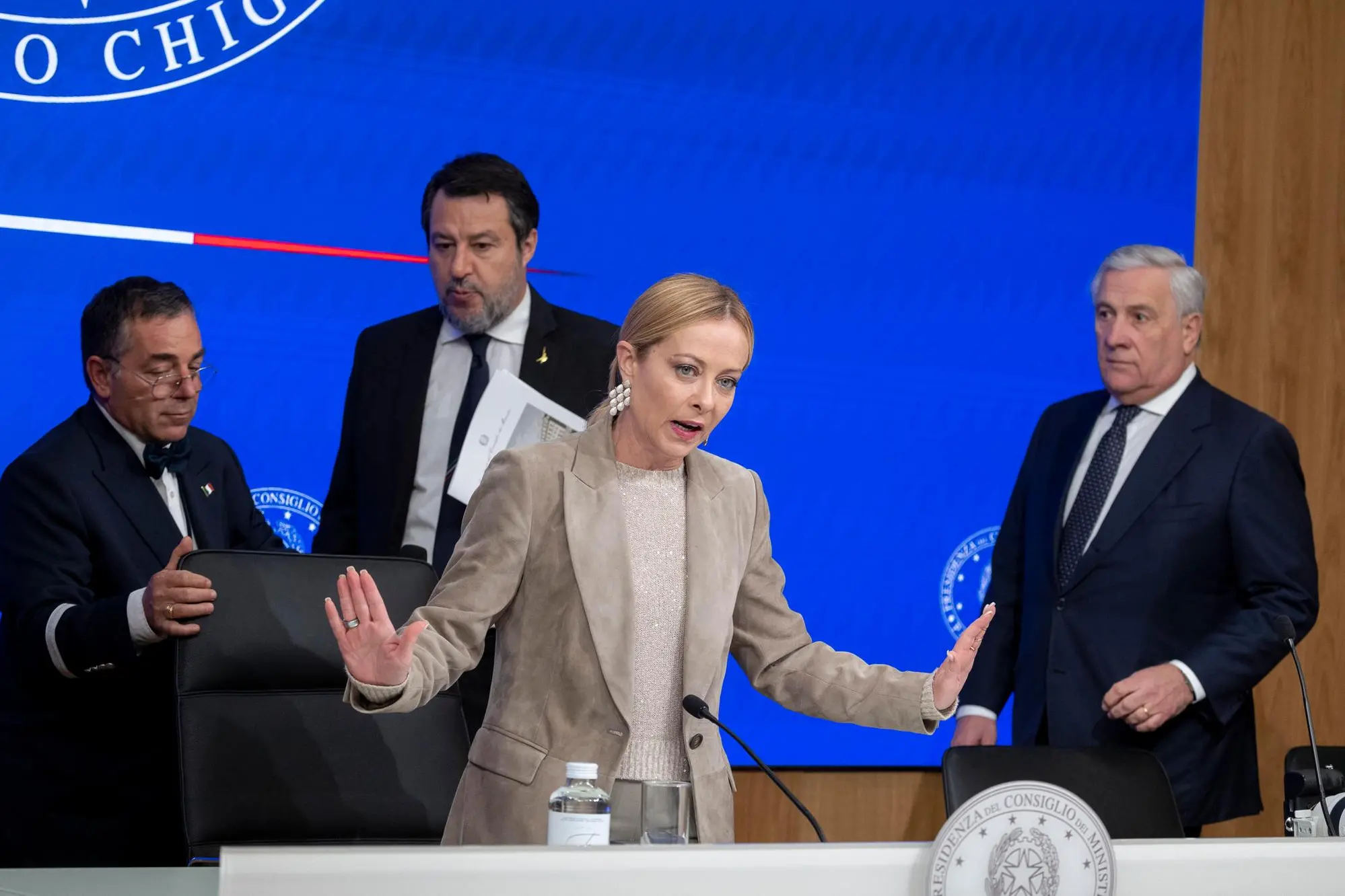 La presidente del consiglio Giorgia Meloni, con i vicepremier Antonio Tajani e Matteo Salvini durante la conferenza stampa a palazzo Chigi al termine del Cdm (Ansa)