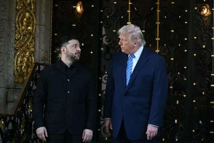 US President Donald Trump welcomes Ukranian President Volodymyr Zelensky at his Mar-a-Lago residence in Palm Beach, Florida, on December 28, 2025. (Photo by Jim WATSON / AFP)