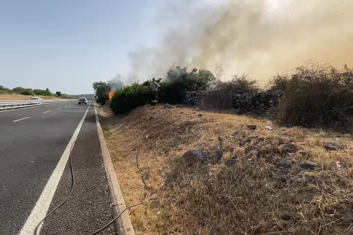 Incendio sulla 131 in direzione Cagliari: le fiamme al bivio di Bonarcado
