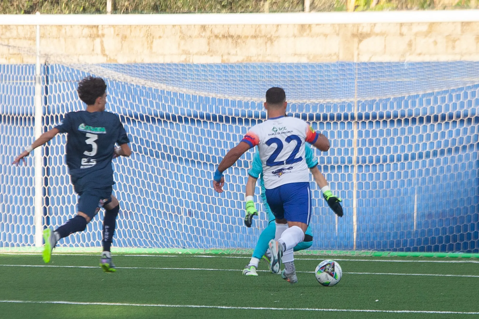Marco Atzeni (34 anni), attaccante dell'Arborea, in rete contro il Calcio Pirri (foto di Virgilio Alfano)