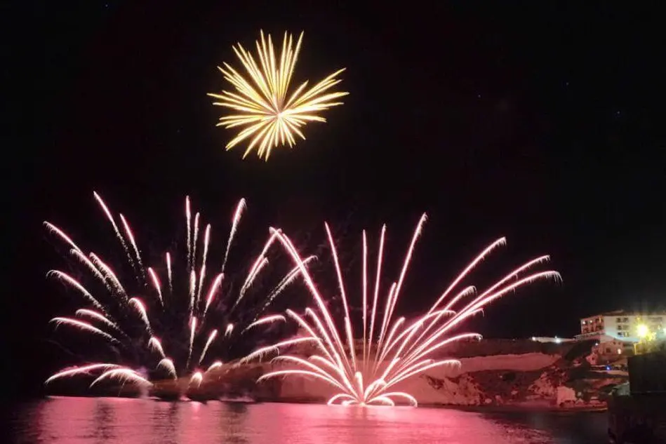 I fuochi d'artificio a Santa Caterina di Pittinuri. La foto è del lettore Salvatore Spano
