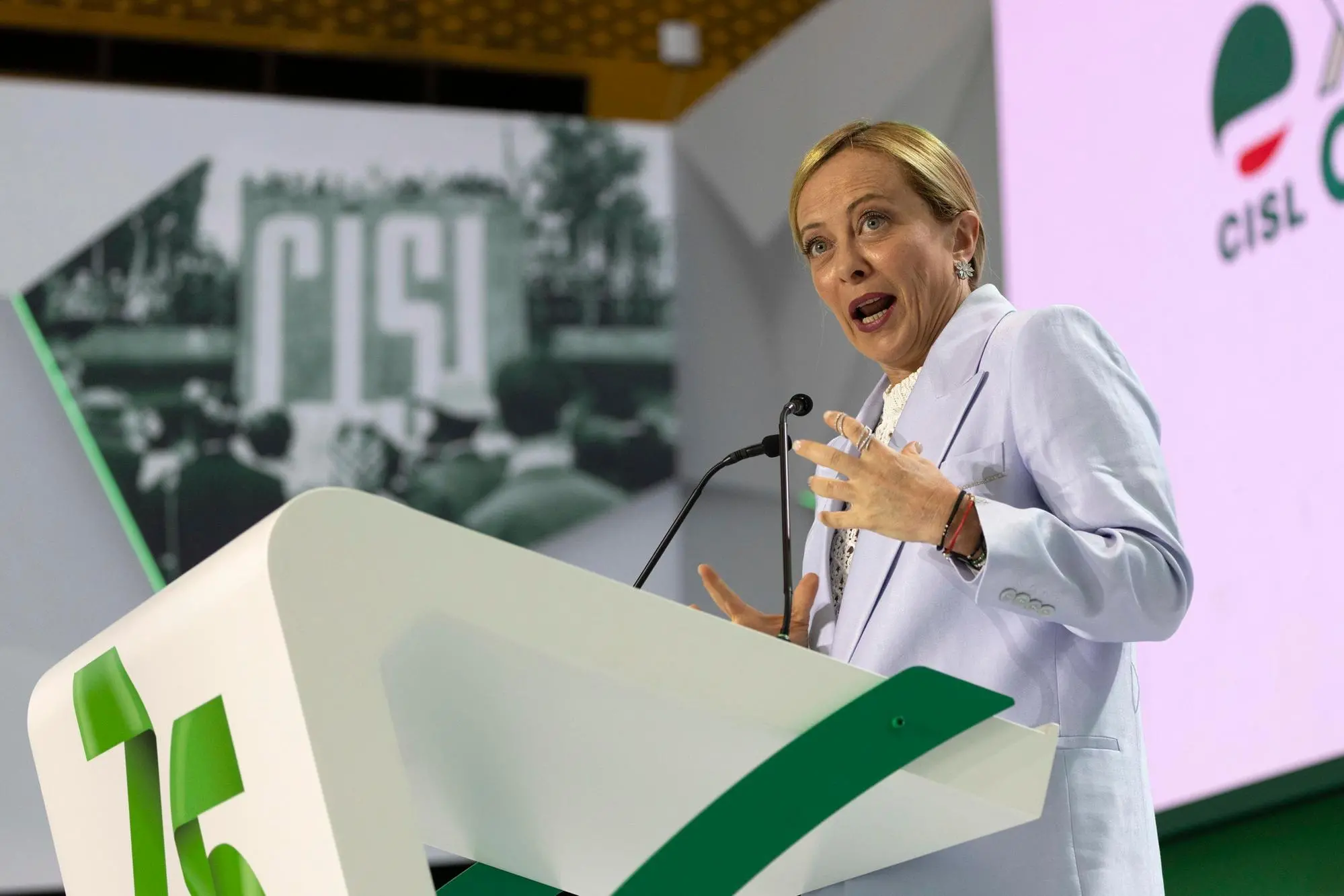 La premier Giorgia Meloni durante il suo intervento al Congresso nazionale della Cisl, a Roma. Roma, 17 luglio 2025. ANSA / MASSIMO PERCOSSI