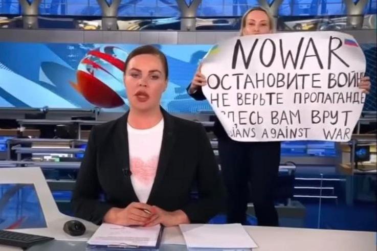 Irrompe in diretta durante il notiziario russo: “Non credete alla propaganda, qui vi stanno mentendo”