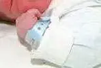 Un braccialetto della nascita al polso di un neonato