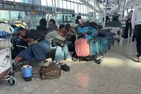 Disagi all'aeroporto di Londra Heathrow: 150 voli cancellati nel Paese