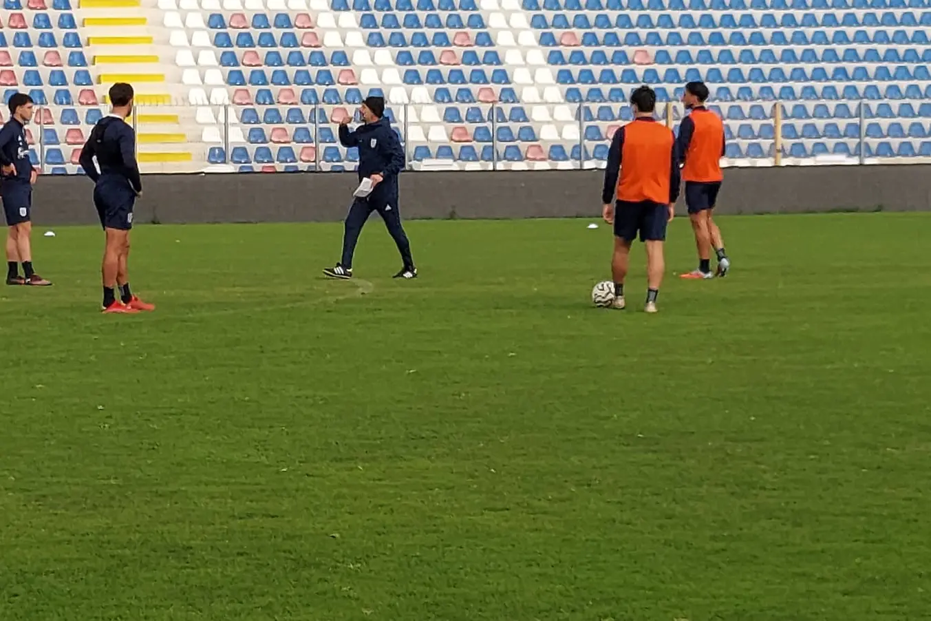 Il tecnico Greco in allenamento (foto Torres)