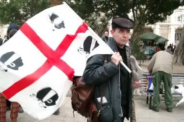 La bandiera dei &quot;Quattro mori&quot; sventola in una manifestazione a Cagliari