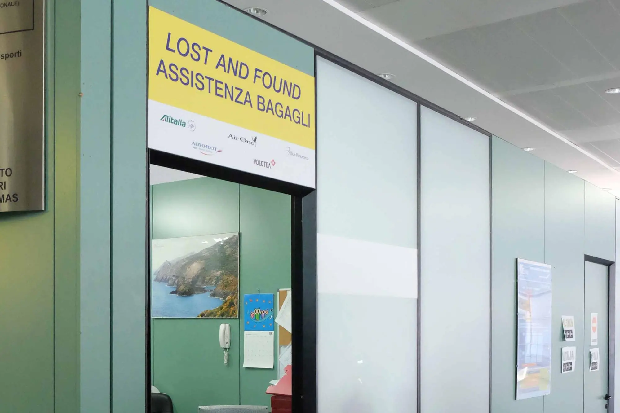 L'ufficio bagagli smarriti all'aeroporto di Cagliari-Elmas