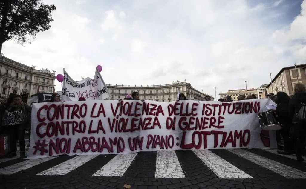Una manifestazione contro la violenza sulle donne a Roma (Ansa)