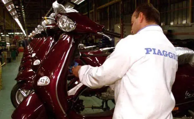 La catena di montaggio della Vespa nello stabilimento Piaggio di Pontedera