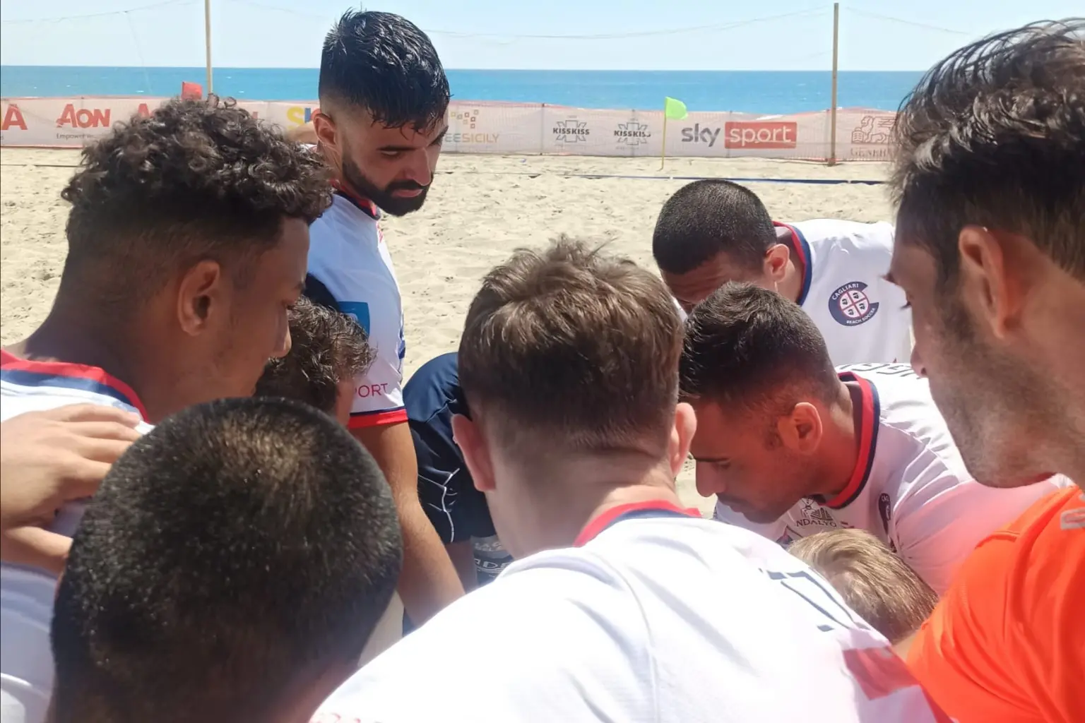 La squadra del Cagliari Beach Soccer prima di iniziare la partita contro il Naxos (foto concessa dalla società)