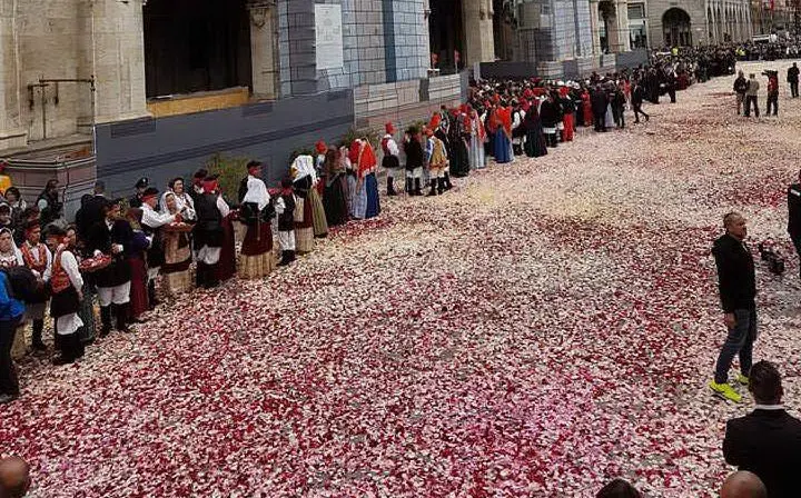 Via Roma scompare sotto i petali di rosa (foto Paolo Santus)