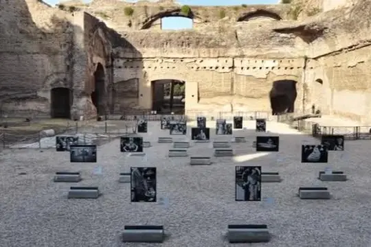Sensualità e incanto muliebre, è "Frank Horvat" a Terme di Caracalla