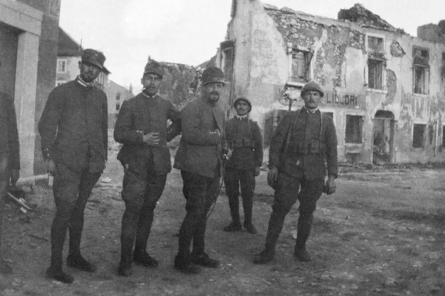 Emilio Lussu al fronte nel 1917 foto tratta dal libro &quot;Un bombardamento notturno&quot;