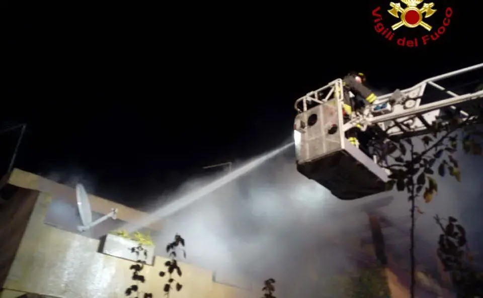 L'incendio si è sviluppato nella notte