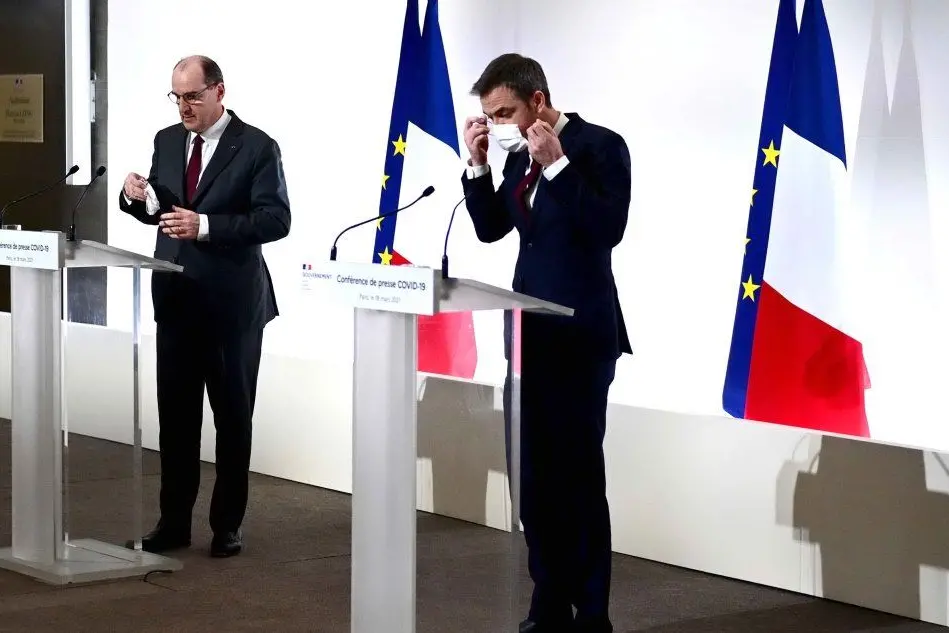 Da sinistra il premier francese Jean Castex e il ministro della Salute Olivier Veran (Ansa)