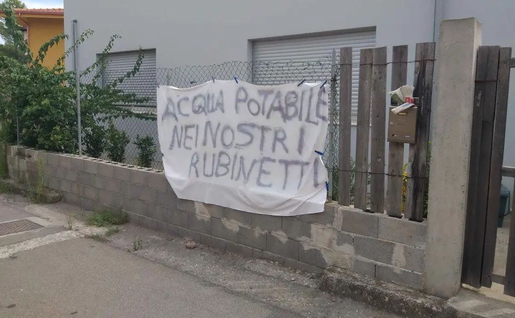 Nell'abitato continuano proteste e richieste di avere acqua potabile (foto Simone Farris)
