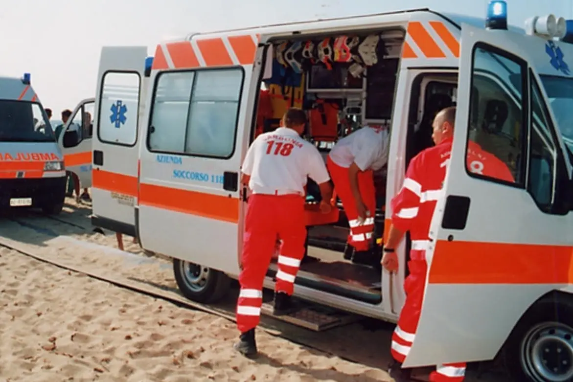 Un'ambulanza in spiaggia (archivio)