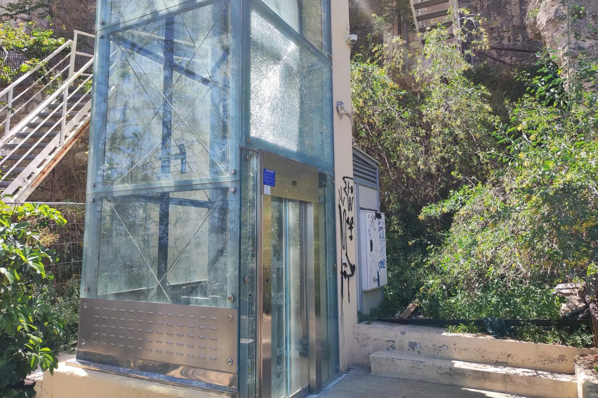 Uno degli ascensori di viale regina Elena, visibilmente danneggiato (L'Unione Sarda)