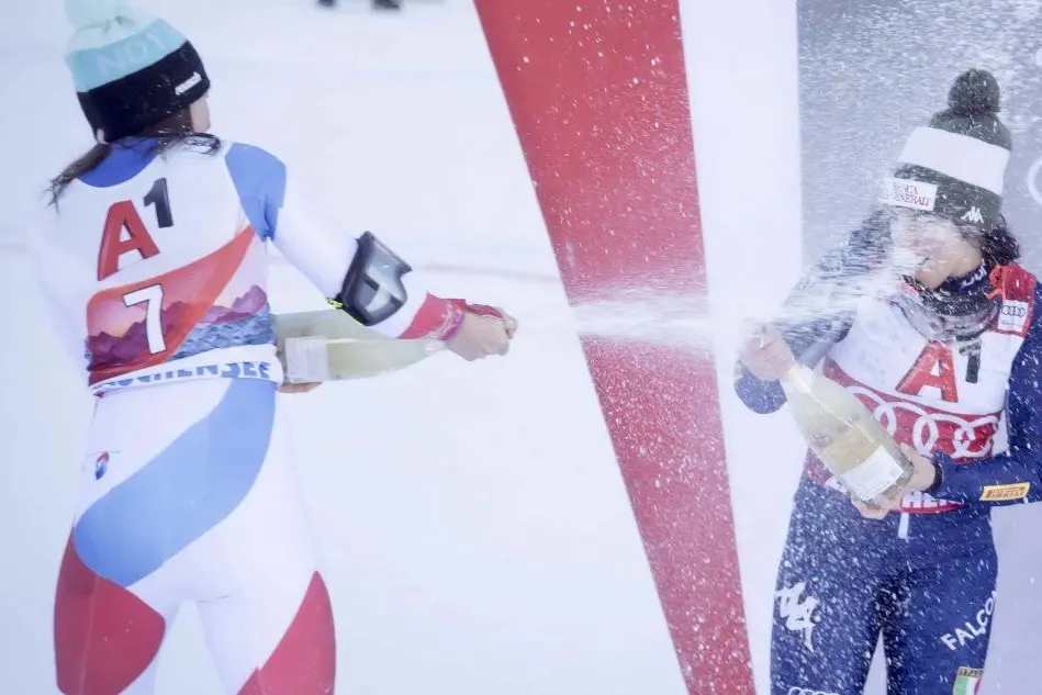 Federica Brignone festeggia la vittoria in Coppa del Mondo con Wendy Holdener
