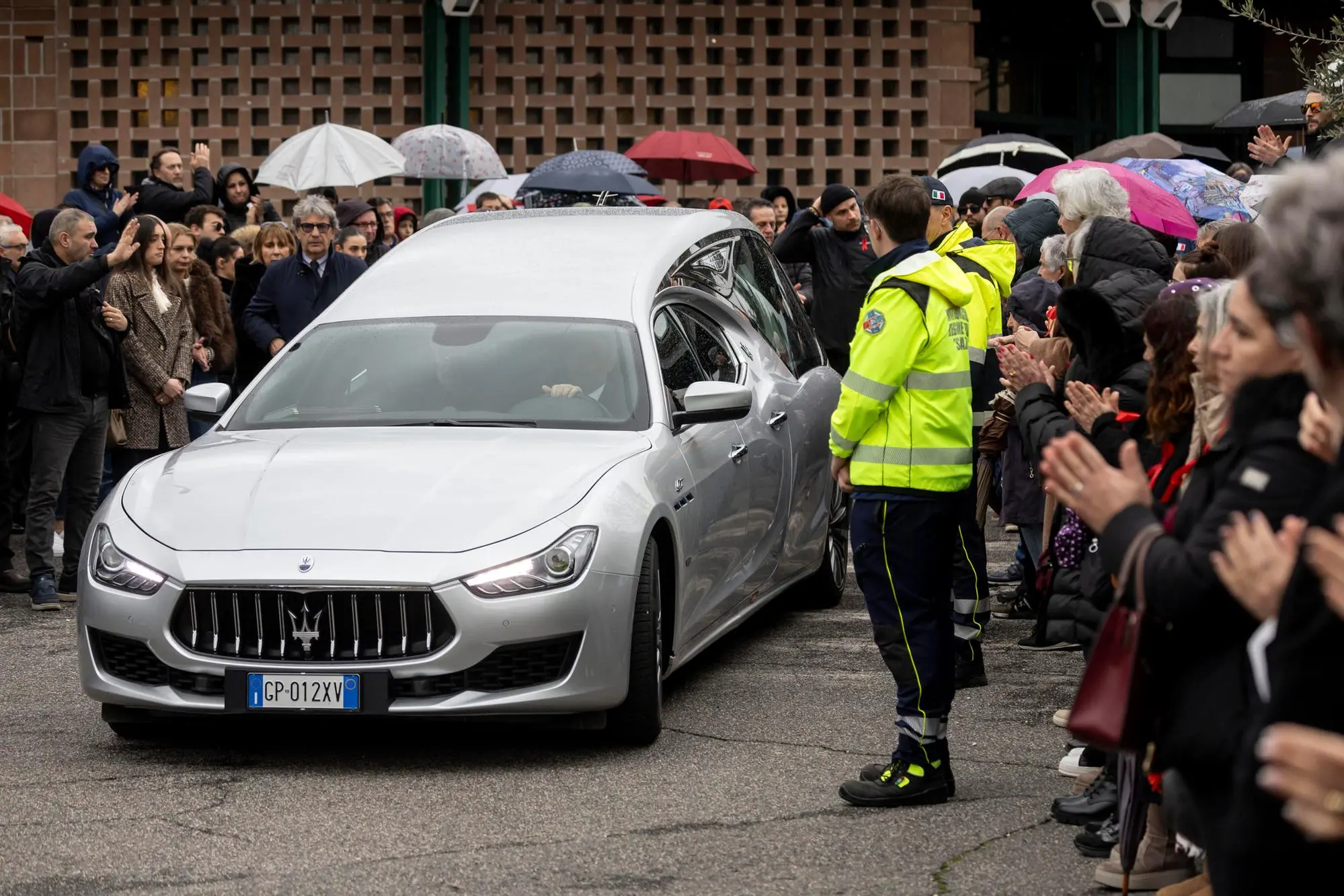 I funerali nella chiesa Regina Pacis di Anguillara di Federica Torzullo, la donna uccisa a coltellate dal marito Claudio Carlomagno (Ansa)