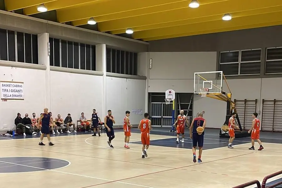 Un momento dell'incontro tra Sinis Basket e Spirito Sportivo. (foto concessa dal Sinis Basket)