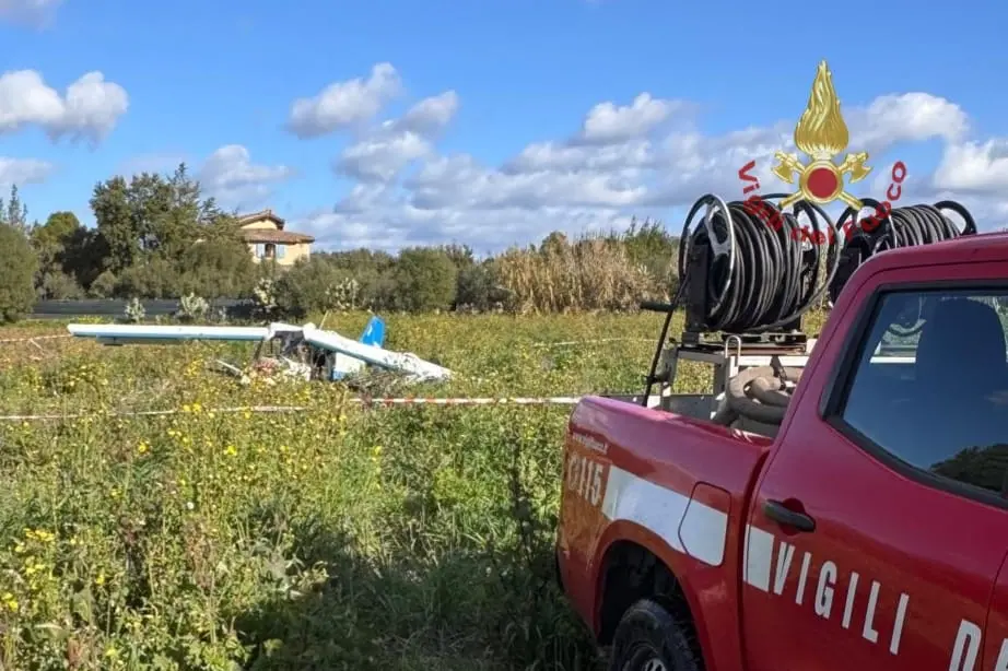L'areo precipitato a San Sperate (foto vigili del fuoco)