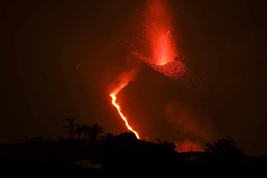 Un'immagine della \"spettacolare\" eruzione a La Palma (foto Ansa/Epa)