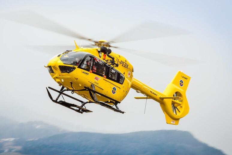 Bimbo di un anno e mezzo cade dall’auto in corsa, è grave: il fratello ha sganciato la cintura e aperto la portiera