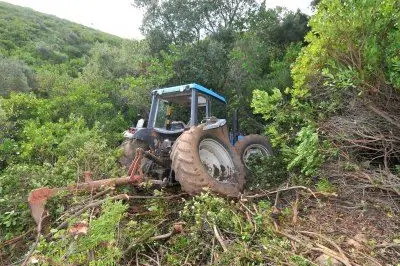 Il trattore che, ribaltandosi, ha ucciso l'agricoltore - foto Cucca