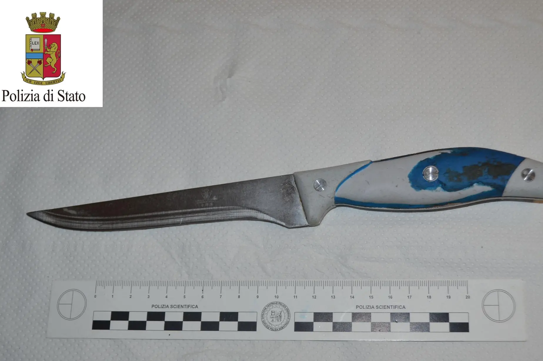 Il coltello usato per le rapine (foto polizia)