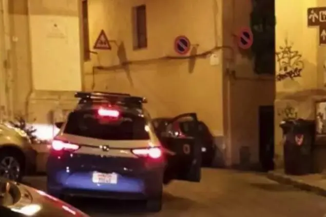 Un'auto della polizia alla Marina