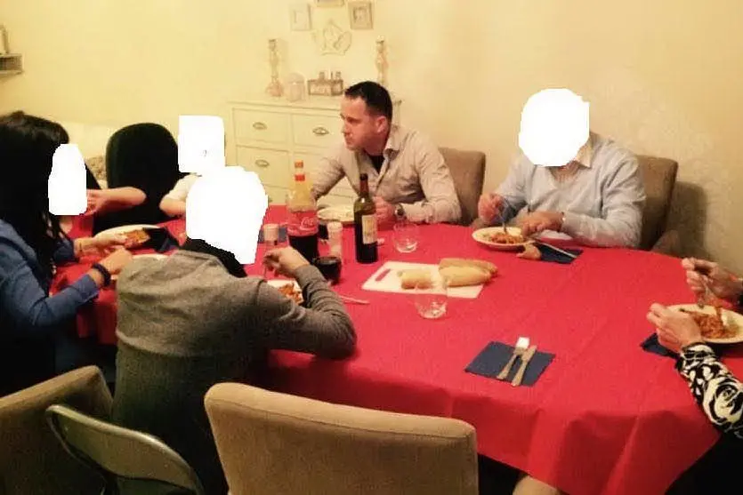 Roberto Aurelio Stefano Porru fotografato a cena con la famiglia per il compleanno del padre