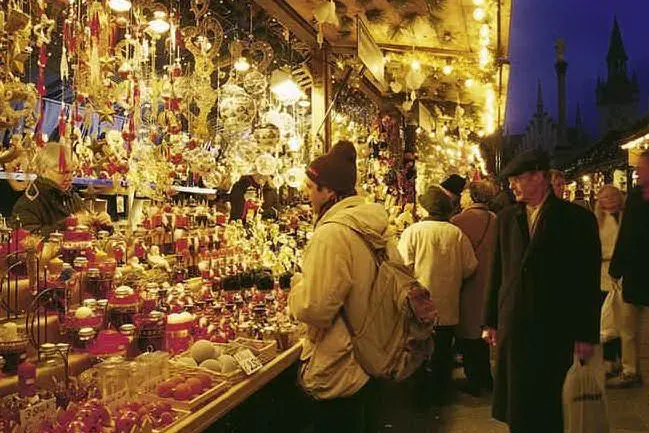 Un mercatino di Natale in Germania (Ansa)