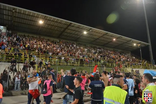 Lo stadio di Sassari in festa dopo la vittoria nei playoff (foto Torres)