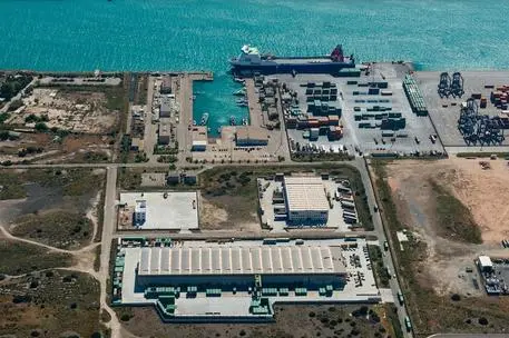 Terminal Grendi a Cagliari (foto Ansa)