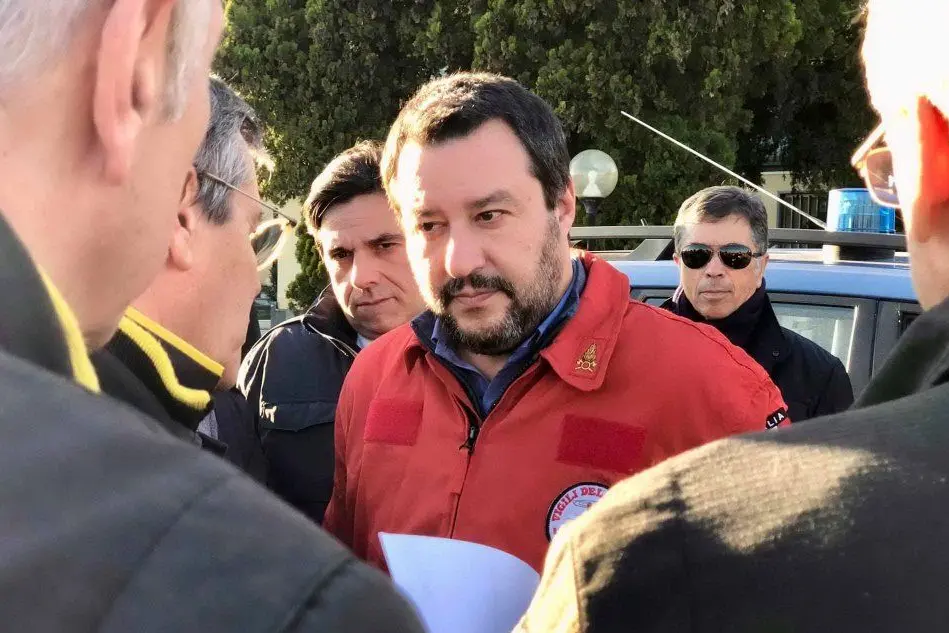 Matteo Salvini con la divisa dei vigili del fuoco (foto da Facebook)