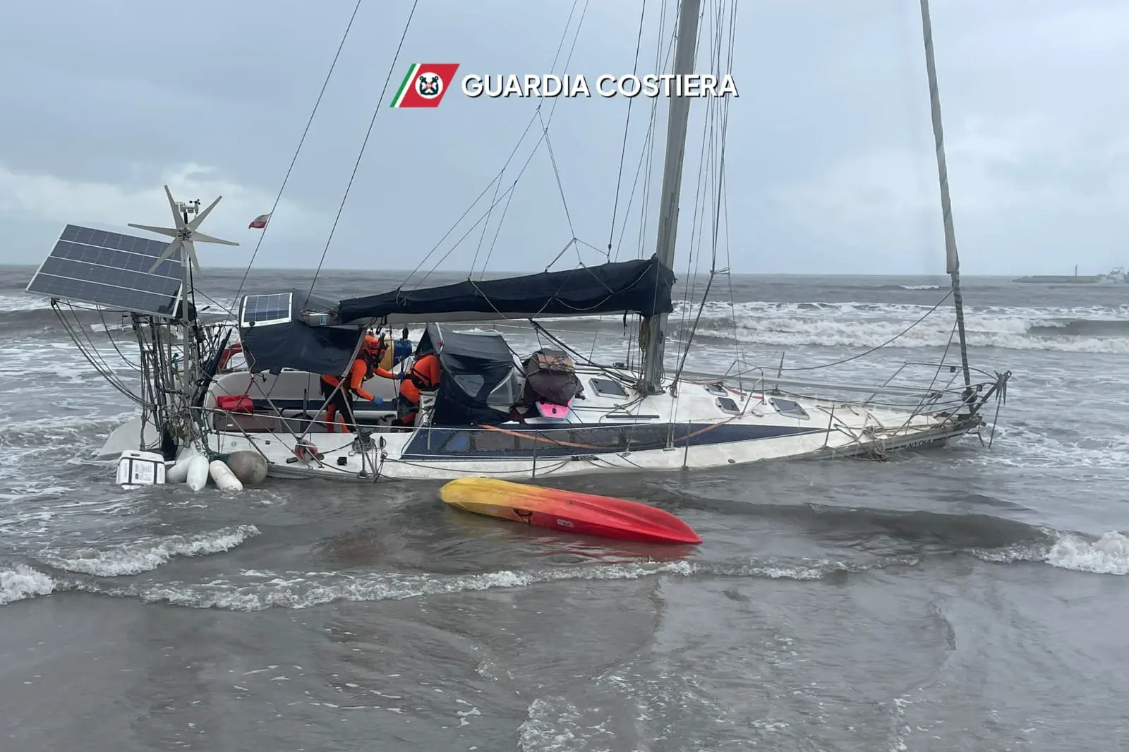 L'imbarcazione al Poetto (foto Guardia Costiera)