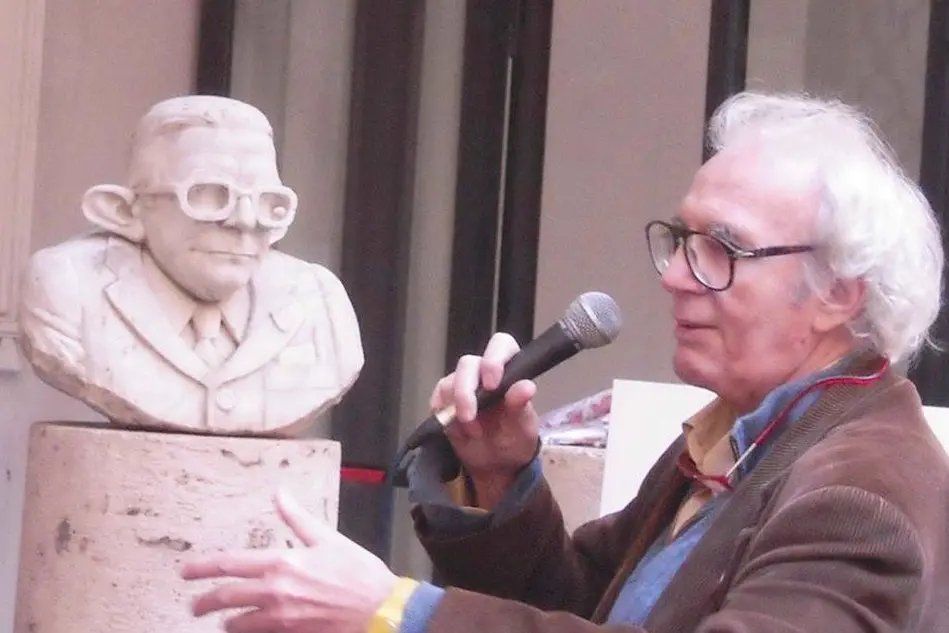 Vincino accanto al busto "Gobbo di marmo" (evidente richiamo a Giulio Andreotti) durante la conferenza stampa de Il Male