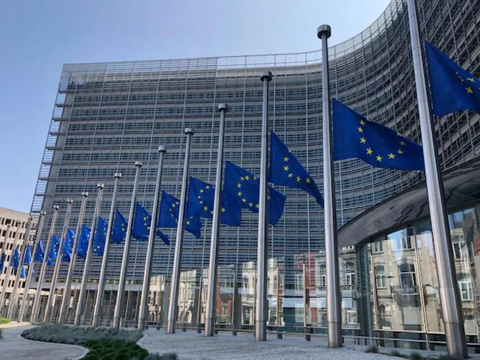 Le bandiere del Belgio e dell'Ue davanti al Parlamento europeo a mezz'asta, Bruxelles (Belgio), 20 luglio 2021. "Rendiamo omaggio alle vittime delle inondazioni devastanti che hanno distrutto così tante vite in tutta Europa", scrive su Twitter il presidente del Parlamento europeo, David Sassoli, in occasione della giornata di lutto nazionale proclamato in Belgio. ANSA / Giuseppe Maria Laudani