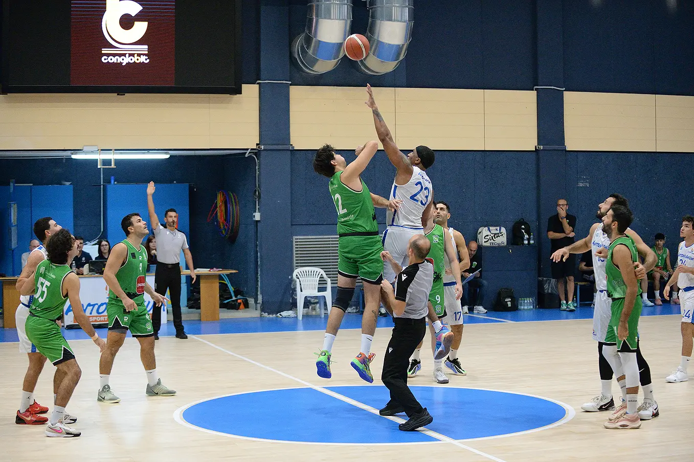 La palla a due del derby tra Antonianum e Ferrini (foto Antonianum Basket)