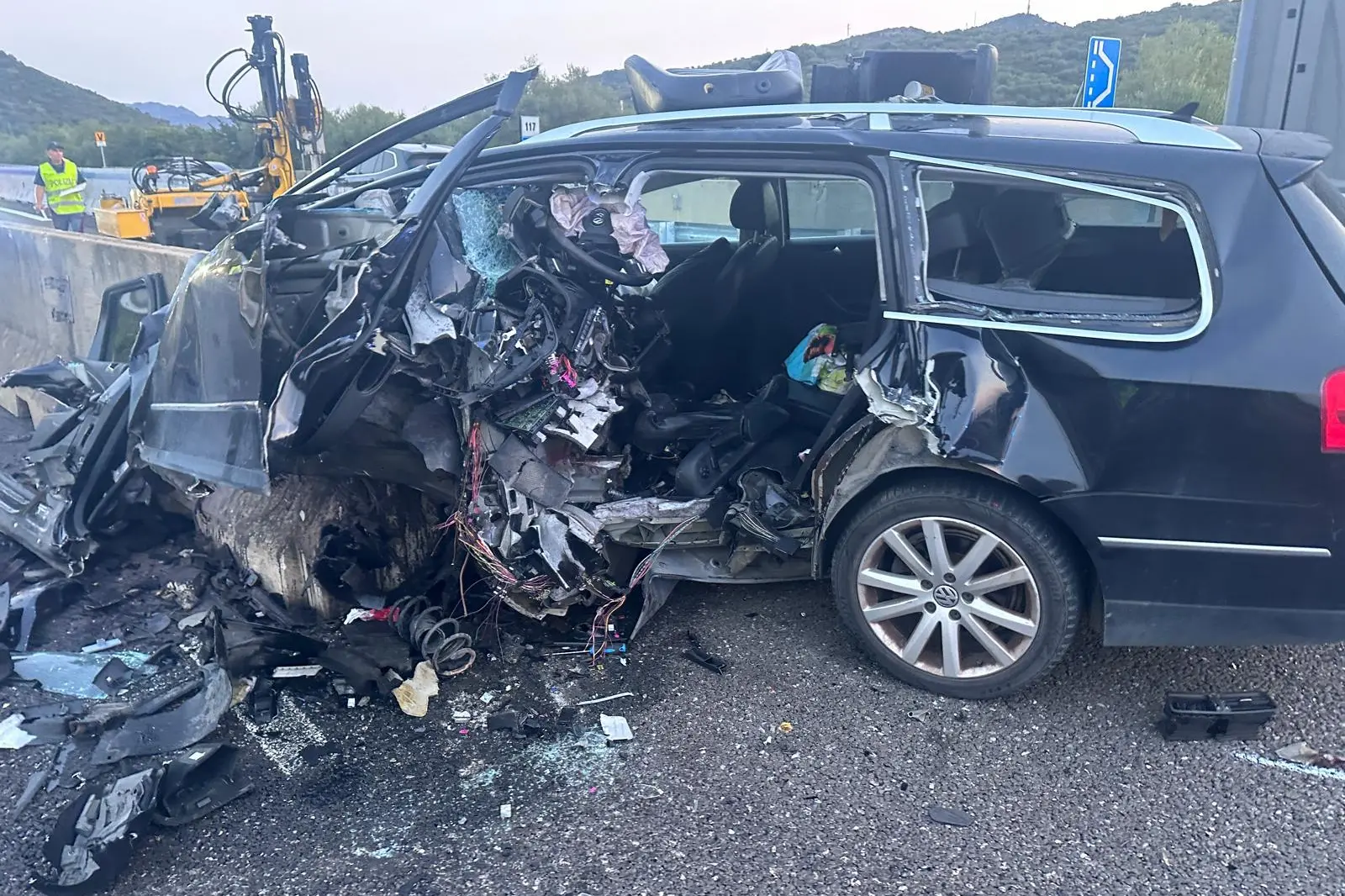 L'auto sventrata dopo l'incidente di Budoni (foto Ledda)