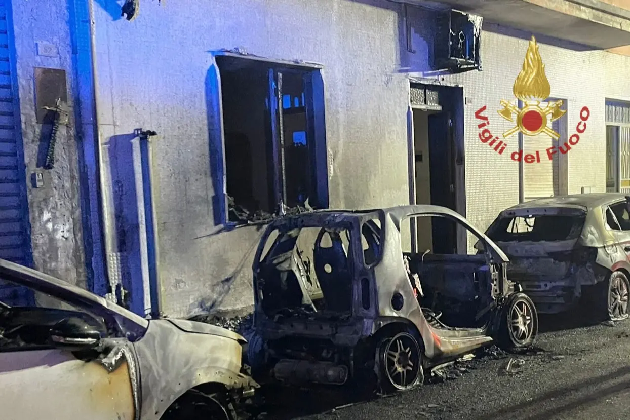 Le auto in fiamme a Quartu